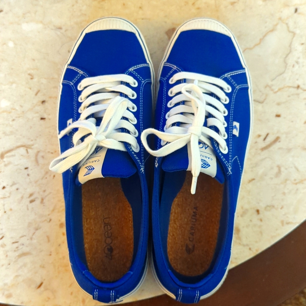 Cariuma Sneakers